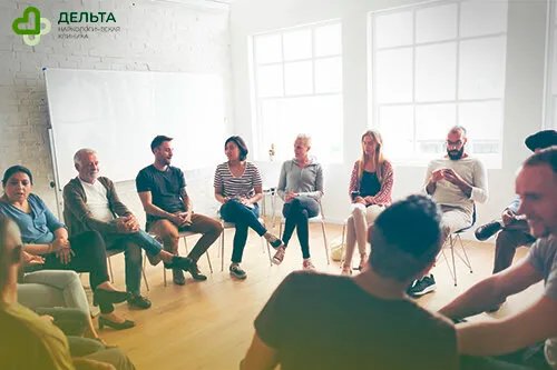 Люди сидят в круге на собрании анонимных алкоголиков